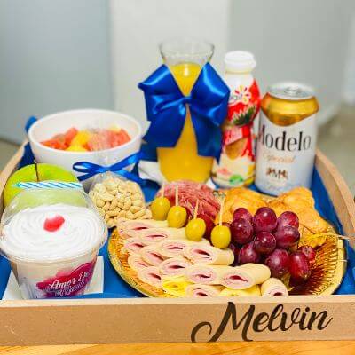 desayuno personalizado con jugo, frutas, jamon y queso