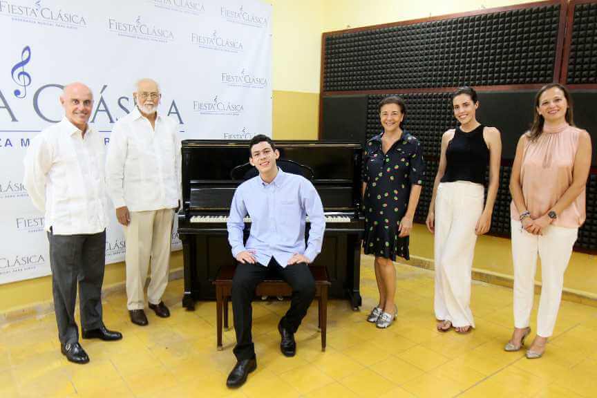 El embajador de España dona piano a la escuela de música clásica