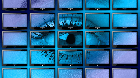 video de un ojo de mujer en varios monitores