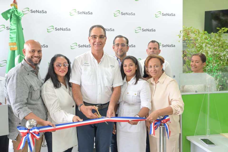 Director Ejecutivo de SeNaSa inaugura nuevo centro de servicios y realizan jornada de salud en Nagua
