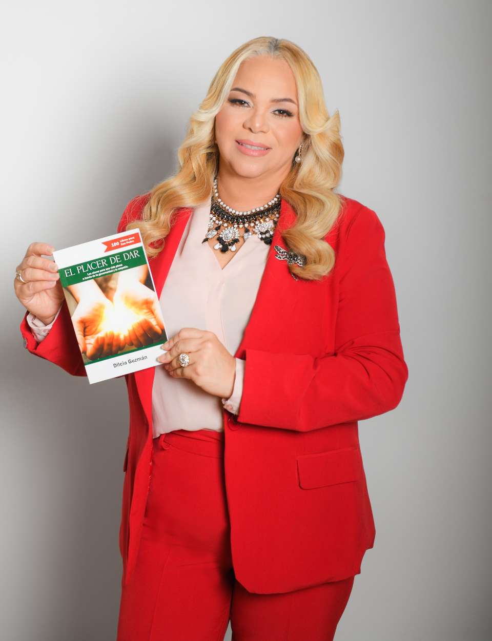 Ponen a circular el libro “El placer de dar”